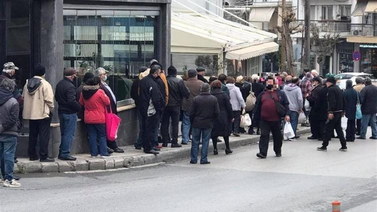 Yunanistanda kriz... Bir tabak yemek için kilometrelerce kuyruk oluştu