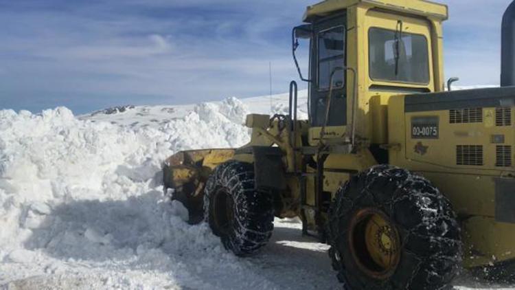 Bayburt’ta kardan kapanan yol 4 saate açıldı