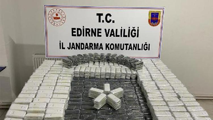 Edirne’de durdurulan araçta, 3 bin 500 kaçak cep telefonu ele geçirildi