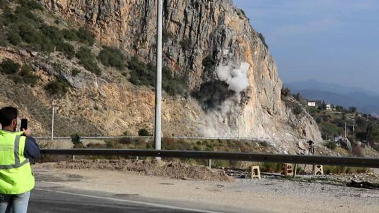 Antalya- Mersin karayolunda tehlike oluşturan kayalar kontrollü patlatmayla kaldırılıyor