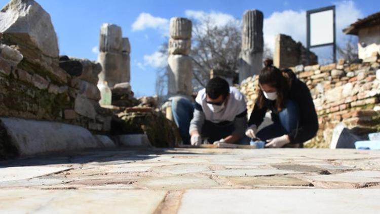 Gladyatörler kentinin 1550 yıllık kilise tabanı özenle işleniyor