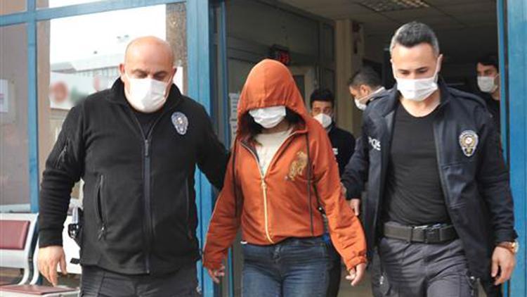 Antalyada iki kişinin parasını bıçak zoruyla aldığı öne sürülen iki şüpheli yakalandı