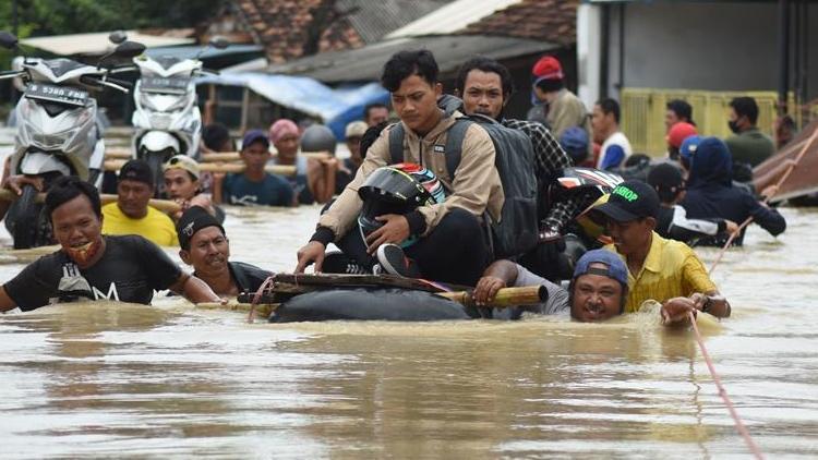 Endonezyada doğal afetler 213 can aldı