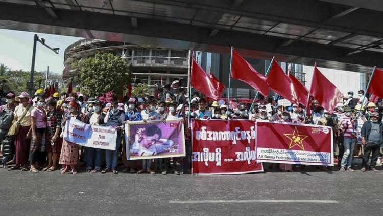 Myanmarda güvenlik güçleri Suu Çiinin partisinin merkez binasını bastı