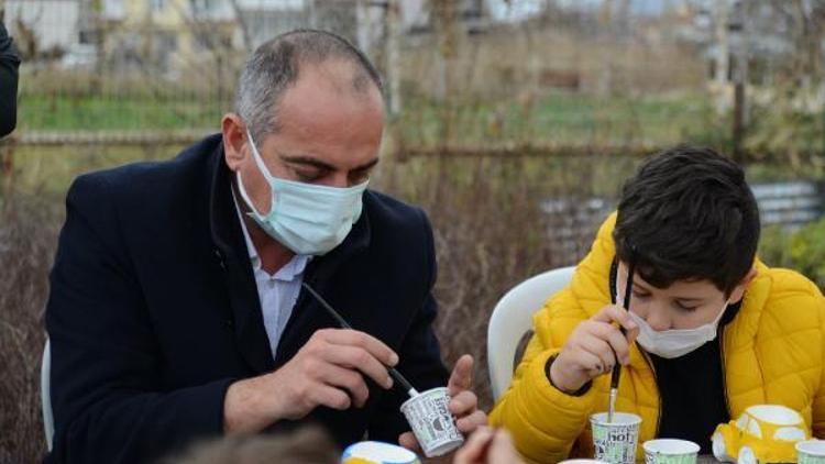 Gemlik Belediye Başkanı Sertaslan, özel çocuklarla seramik yaptı