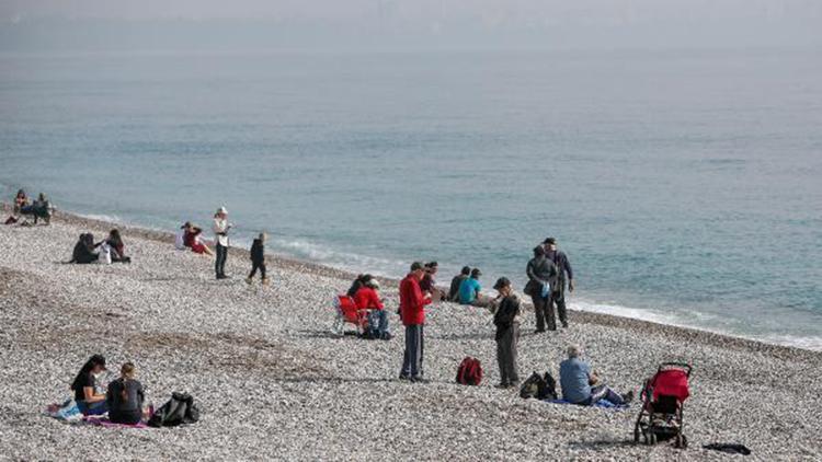 Antalyada, 65 yaş üstü sahile akın etti