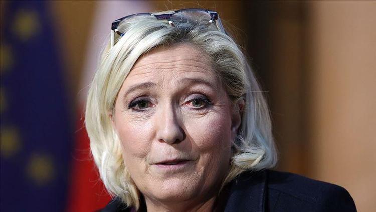 Fransada aşırı sağcı Le Pen, terör propagandasından mahkemeye çıktı