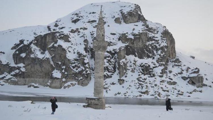 Donan baraj gölünden minare yükseliyor