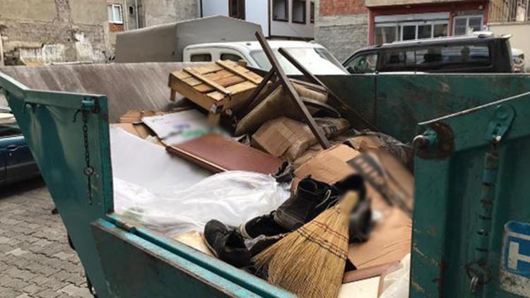 Şizofreni hastası kardeşlerin evinden 1 kamyonet çöp çıktı