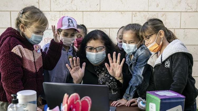 İsrailde koronavirüs vakaları düştü, yüz yüze eğitim başladı