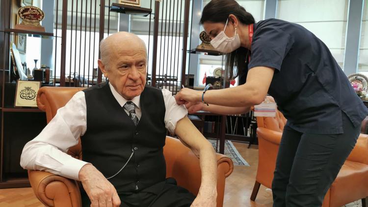 MHP Genel Başkanı Bahçeli, koronavirüs aşısının ikinci dozunu yaptırdı