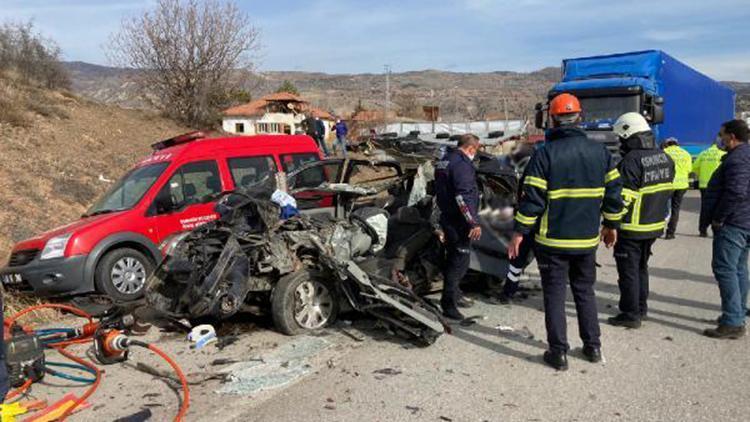 TIRa çarpan otomobil hurdaya döndü: 1 ölü, 2 yaralı