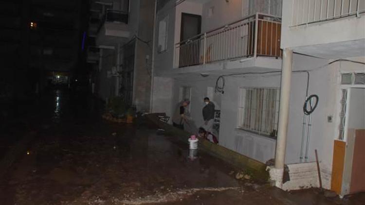 İzmirde dere taştı Evleri su bastı