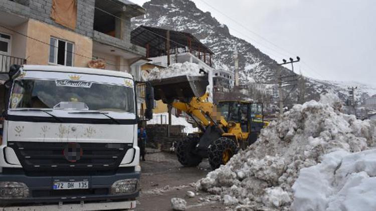Beytüşşebapta kar yığınları, kamyonlarla ilçe dışına taşınıyor