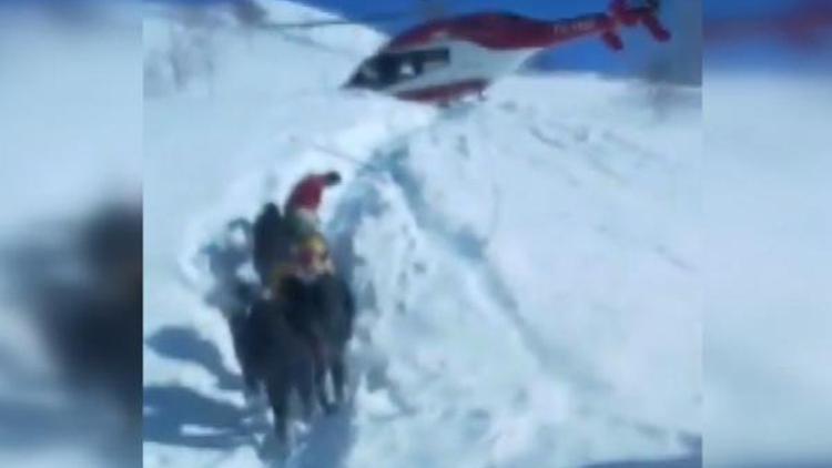 Ambulans helikopter pilotu, hastayı almak için kar üzerine indi
