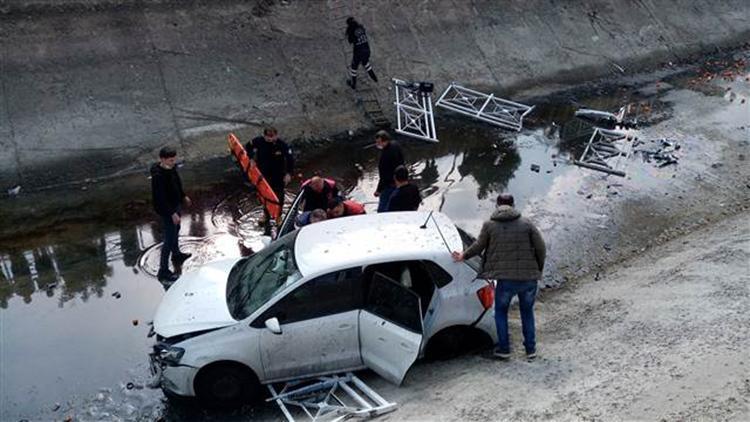 Adanada boş sulama kanalına devrilen otomobilin sürücüsü yaralandı