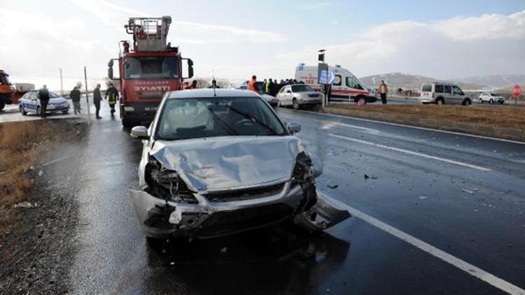 Kayseride 3 otomobilin karıştığı kazada, 8 kişi yaralandı