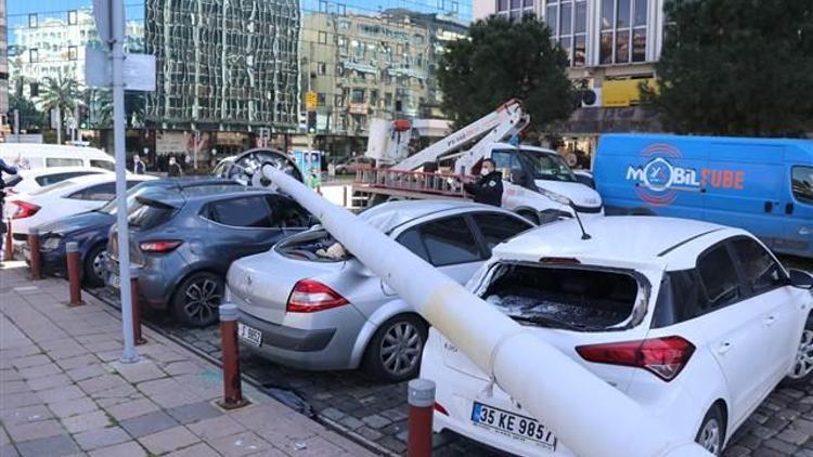 İzmirde fırtına yüzünden aydınlatma direği devrildi 5 araçta hasar var