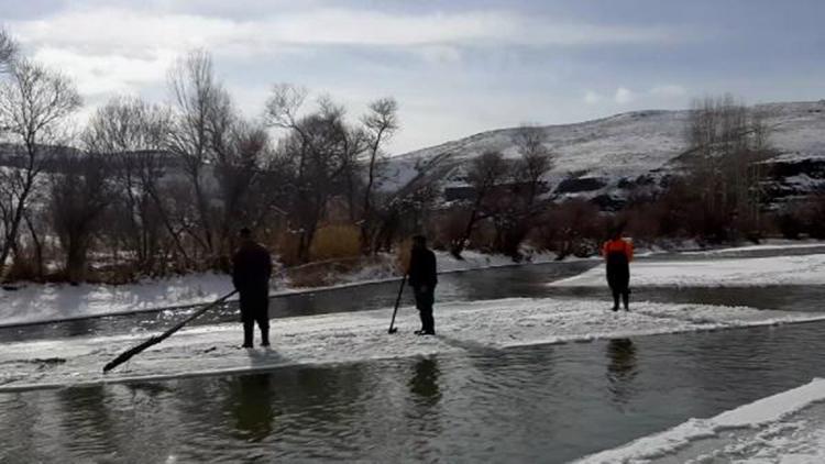 Buz tutan Çoruh Nehri’nde Eskimo usulü balık avlıyorlar