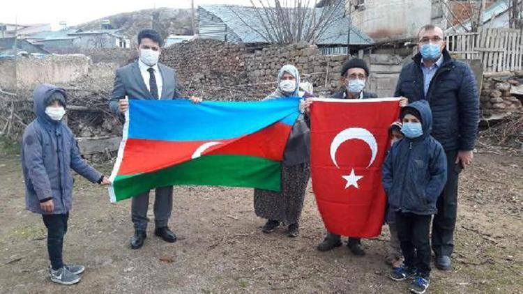 Azerbaycanlı kadının bayrak isteğini kaymakam yerine getirdi