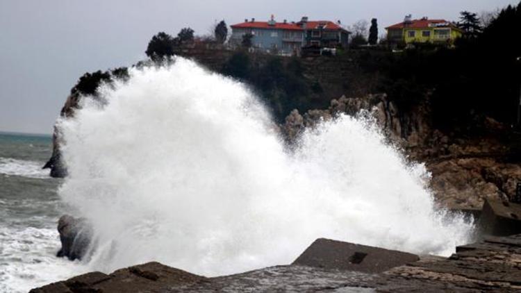 Zonguldakta denizde dalgalar oluştu
