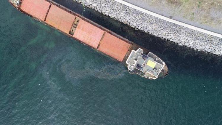 Zeytinburnunda karaya oturan gemideki sızıntı nedeniyle denizin rengi değişti