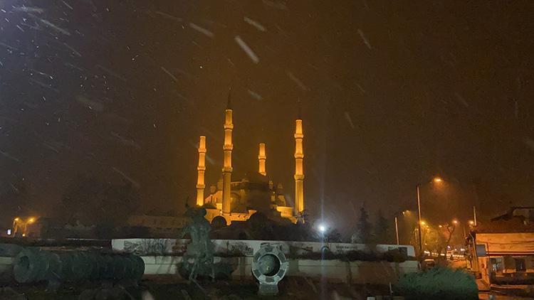 Edirnede beklenen kar yağışı başladı