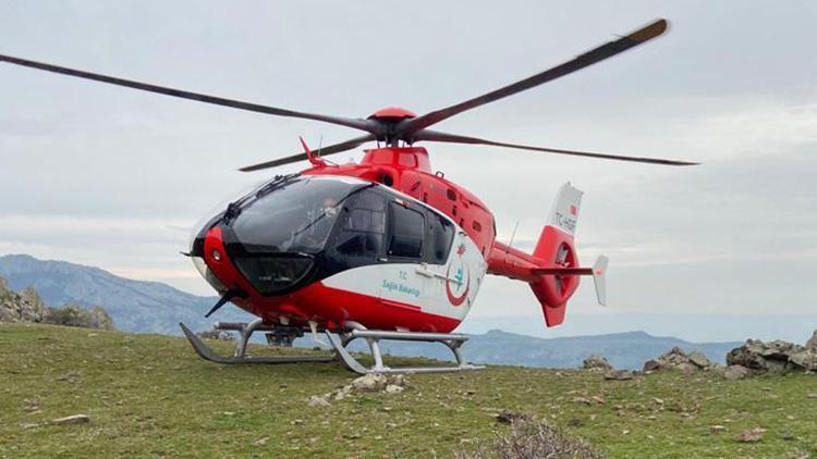 Kayalıklara düşen kadın hava ambulansıyla kurtarıldı