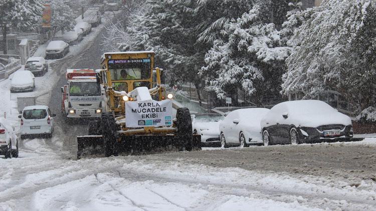 İstanbul’da karla mücadele ekipleri aralıksız çalışıyor