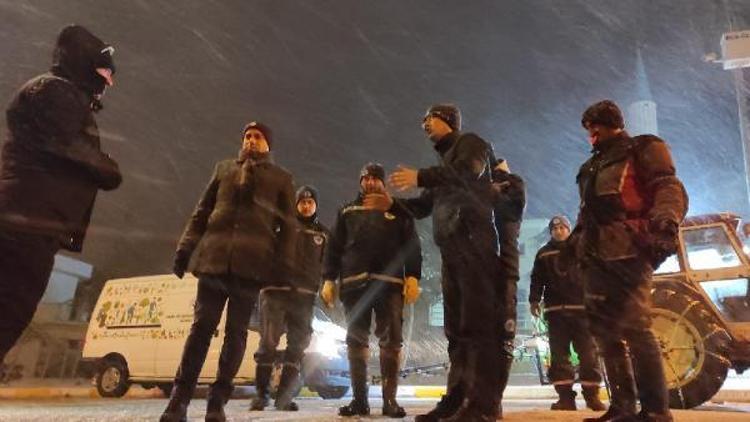 Biga Belediyesi ekiplerinin karla mücadelesi sürüyor
