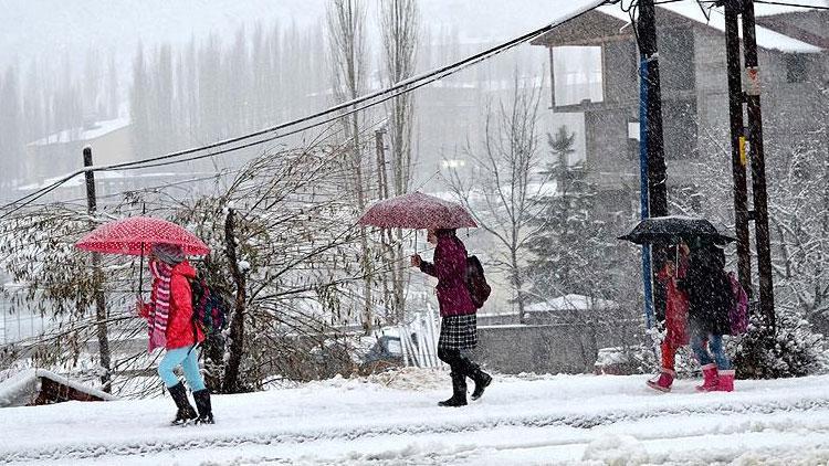 Son dakika… Yüz yüze eğitime kar yağışı engeli Hangi illerde okullar tatil oldu