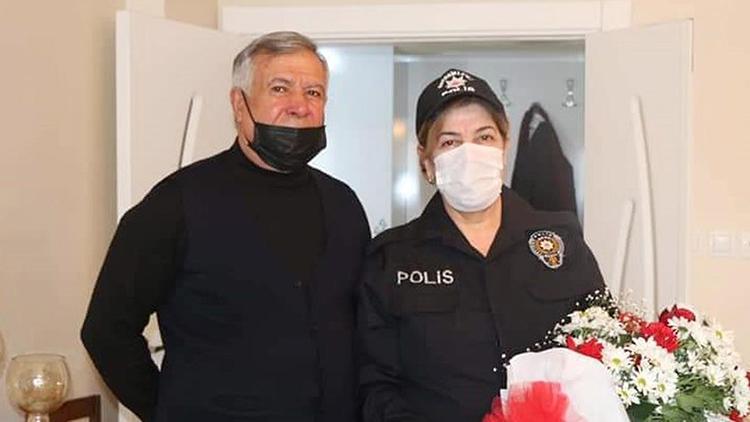 Eşinin çocukluk hayalini Sevgililer Gününde gerçekleştirdi; 65 yaşında polis kıyafeti giydi
