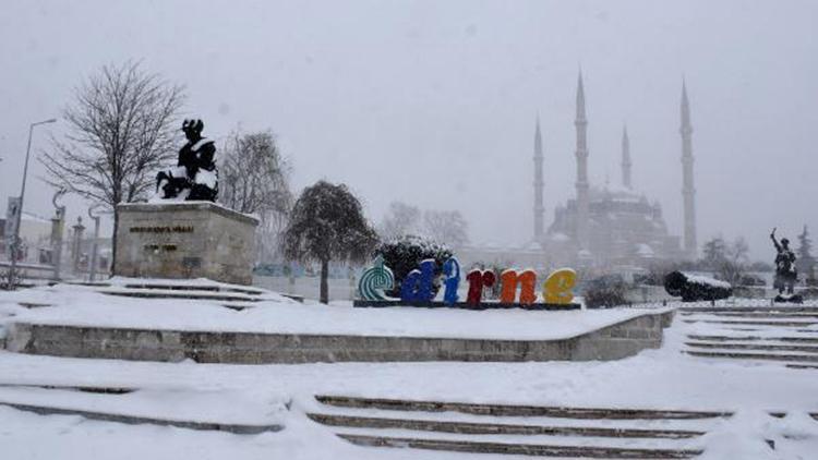 Kar yağışının beyaza bürüdüğü Edirnede, kartpostallık manzaralar oluştu