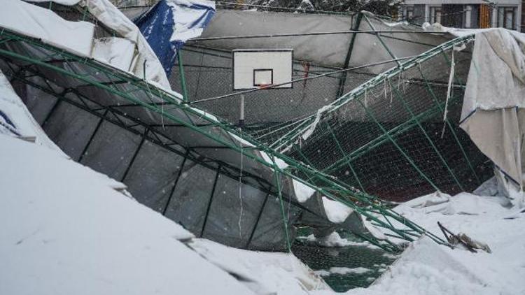 Eyüpsultanda spor salonunun çatısı çökmüştü Büyük bir gümbürtüyle aşağıya indi