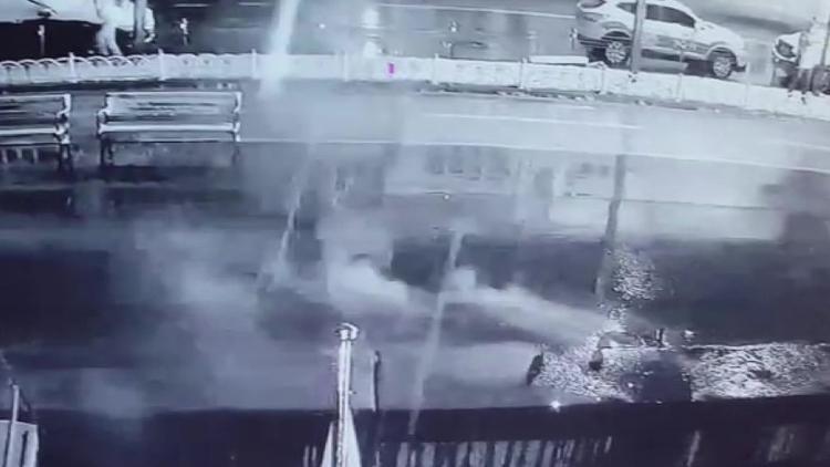 Bebekte 2 tekneyi yakan trafonun patlama anı kamerada