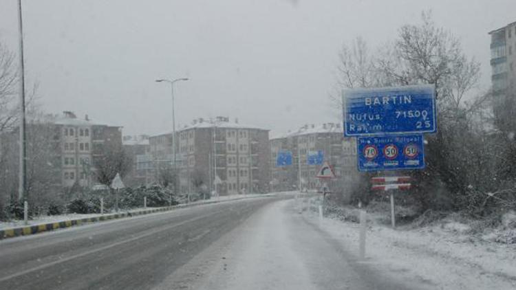 Bartında, 58 köy yolu kardan kapandı, 2 ilçeye elektrik verilemiyor