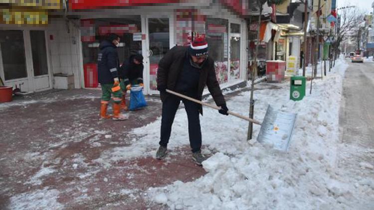 Kar küreme çalışmalarına belediye başkanı da katıldı