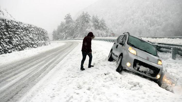 Zonguldakta kar etkili oldu, araçlar yolda kaldı