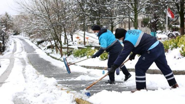 Nilüfer Belediyesi ekipleri kar temizleme çalışmalarını sürdürüyor