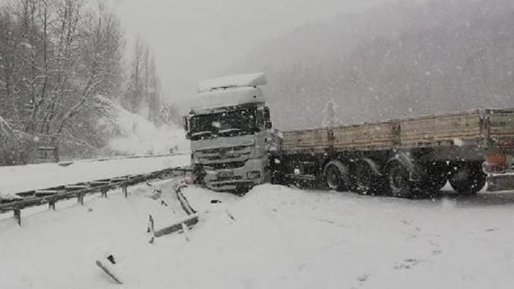 Kar yağışı sonrası kayan TIR karayolunu kapattı