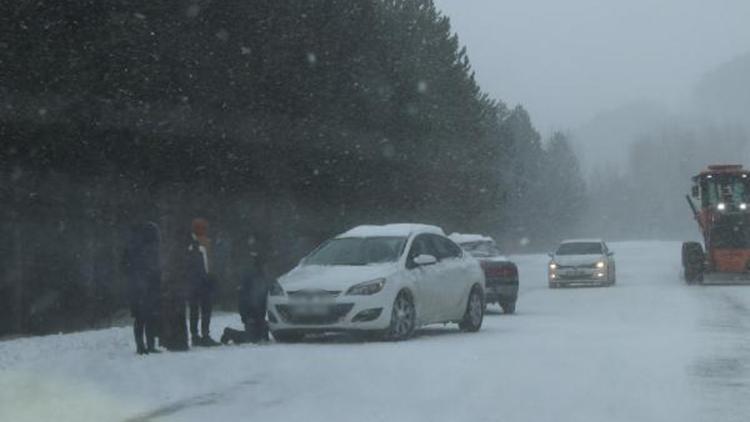 Domaniçte kar lastiksiz trafiğe çıkan araçlar yolda mahsur kaldı