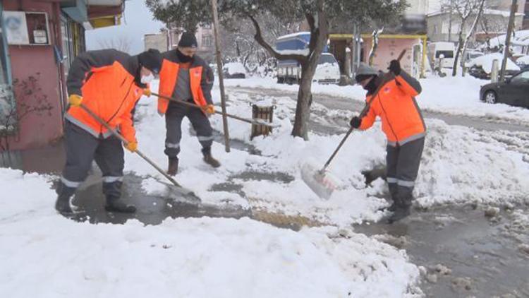 Sultangazi’de karla mücadele ekiplerinin aralıksız kar mesaisi