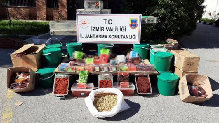 İzmirde kaçak tütün operasyonu; 3 gözaltı