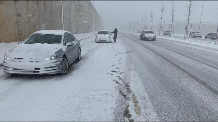 Tuzlada kar yağışı nedeniyle araçlar yolda kaldı