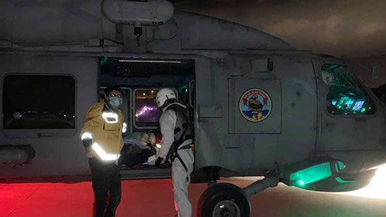 Feribot seferi yapılamayan Gökçeadadaki hastaların yardımına Deniz Kuvvetleri helikopteri yetişti