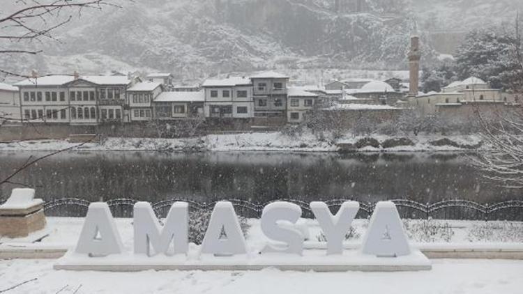 Amasya beyaza büründü, çocuklar ve esnaf kar topu oynayarak eğlendi