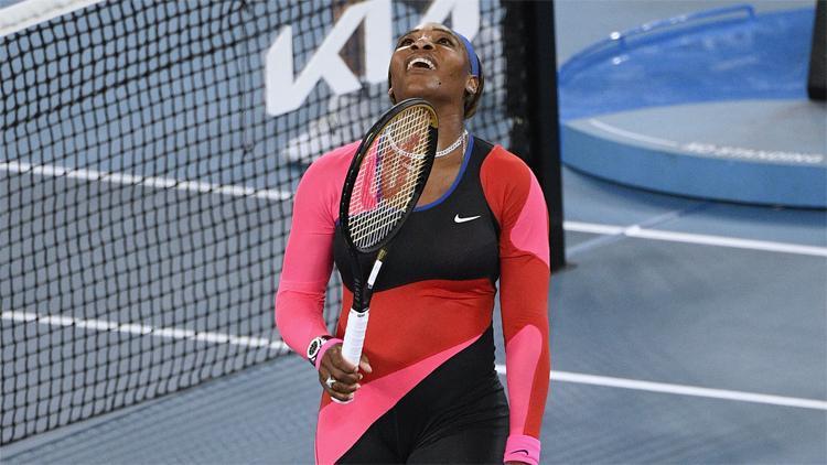 Serena Williams, Simona Halepi zorlanmadan geçti