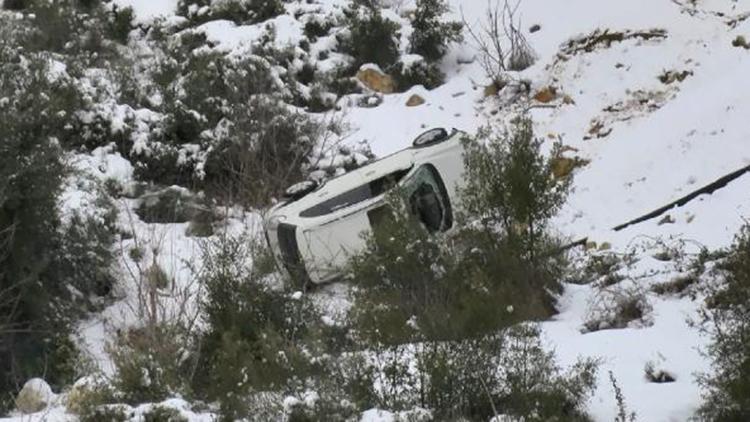 Başakşehirde buzlu yolda kayan otomobil takla atıp, yuvarlandı