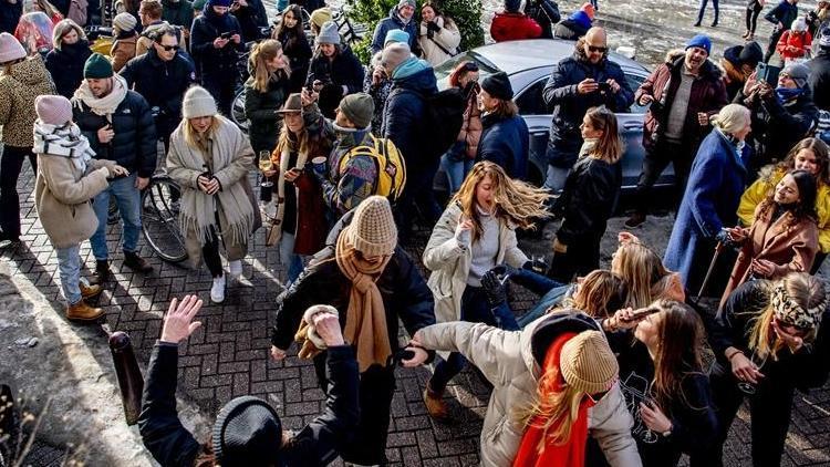 Hollandada  hükümet ve mahkeme karşı karşıya geldi: Sokağa çıkma yasağı kaldırılıyor