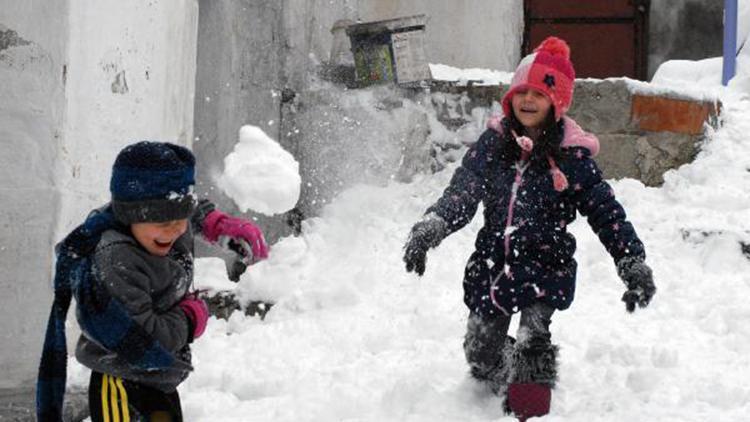 Afyonkarahisarda karın keyfini çocuklar çıkardı